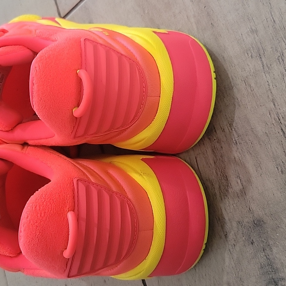 Puma  Neon Pink and Yellow Sneakers Size 8.5  In Amazing Conition - Picture 3 of 6